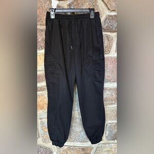 FOREVER 21 ELASTIC WAIST AND TIE CARGO PANTS.